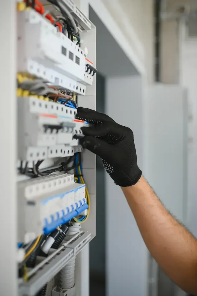 Aggiornamento quadri a Milano: tecnico al lavoro durante un intervento